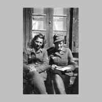 022-0393 Flugwache Goldbach 1943-44. Luftwaffenhelferinnen Irmgard Laubrinus, rechts im Bild, Ursula Kabbert mit Muetze.jpg